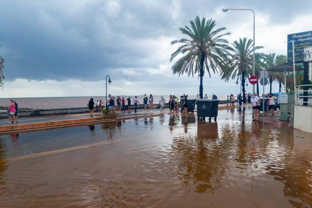 شركة المياه الليبية تحذر من شرب مياه الآبار في المناطق المنكوبة، بعد رصد حالة تسمم