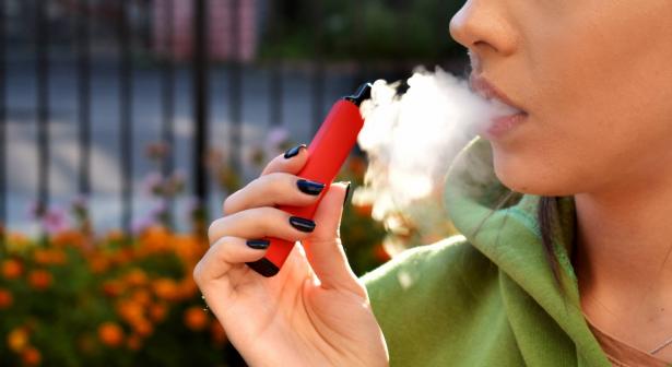 دراسة بريطانية تكشف ضرر  أدخنة السجائر الإلكترونية على خلايا الدم البيضاء