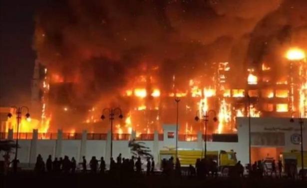 عشرات المصابين  جرّاء اندلاع حريق بأحد المباني بمصر