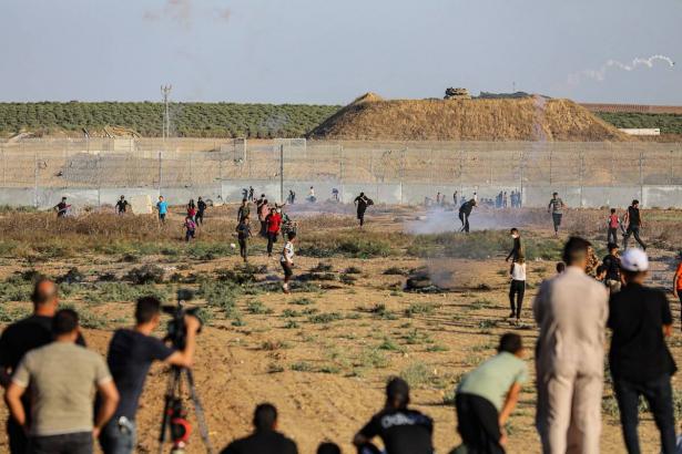 الجيش الإسرائيلي يطلق النار  صوب المتظاهرين على حدود غزة
