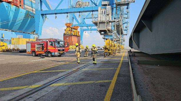 تسرب مادة خطيرة في ميناء حيفا، وطواقم الإنقاذ تحاول السيطرة
