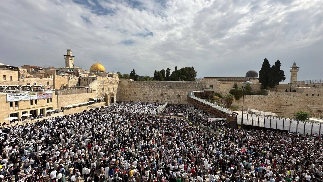 مئات المستوطنين يقتحمون المسجد الأقصى، لليومم السادس من أيام العرش 