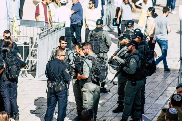 الشرطة الإسرائيلية تغلق الطرق لتأمين مسيرة المستوطنين في القدس