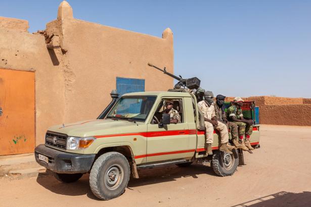 النيجر تعلن مقتل 29 جنديًا في هجوم مسلح على مركز لقوات الأمن
