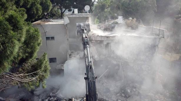 القوات الإسرائيلية تهدم منزلًا قيد الإنشاء في الطيرة