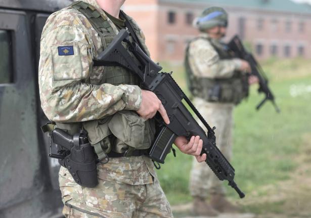 صربيا تعيد مستوى انتشار قواتها على الحدود مع كوسوفو الى 