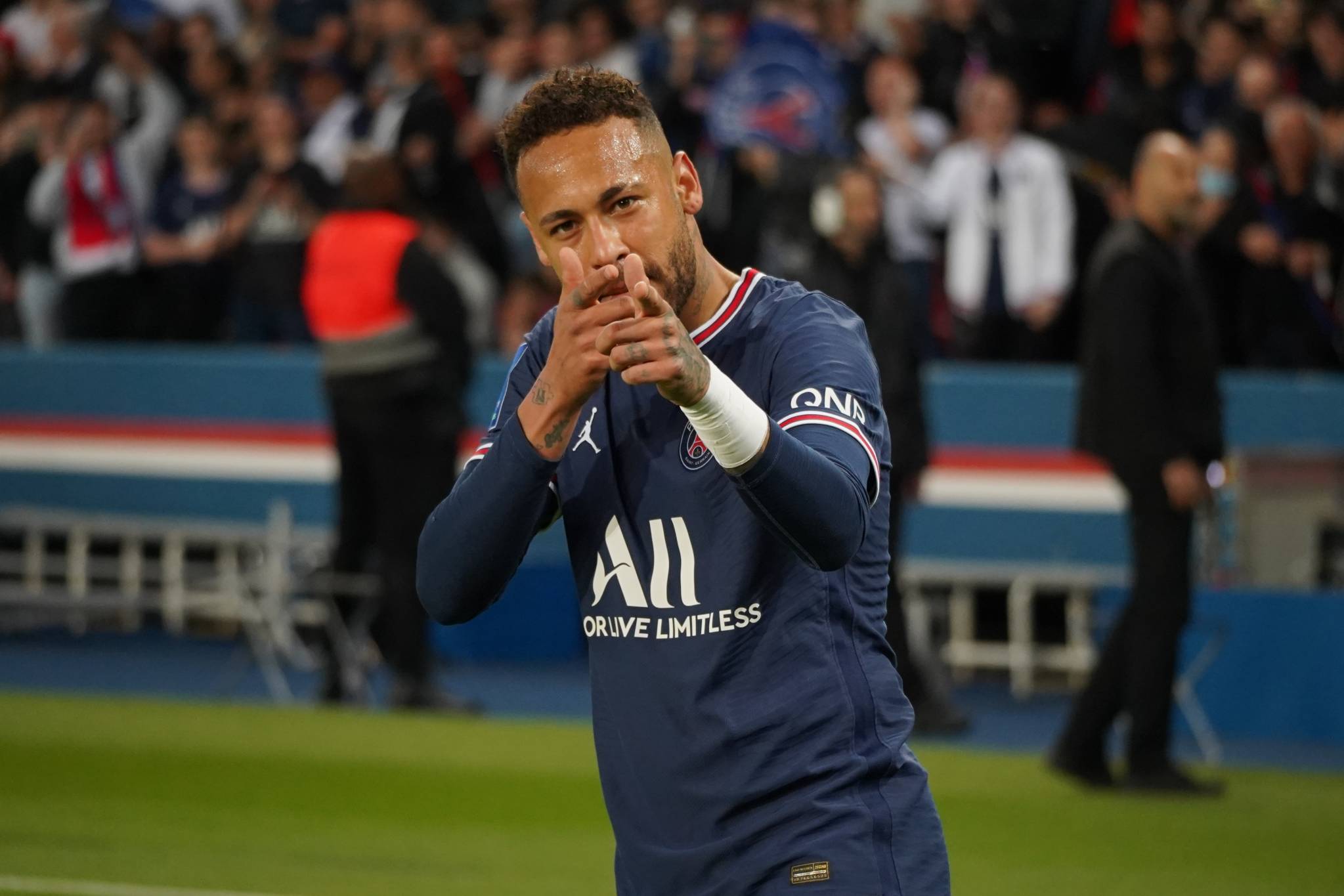 مدرب الهلال يكشف حقيقة خلافه مع نيمار 