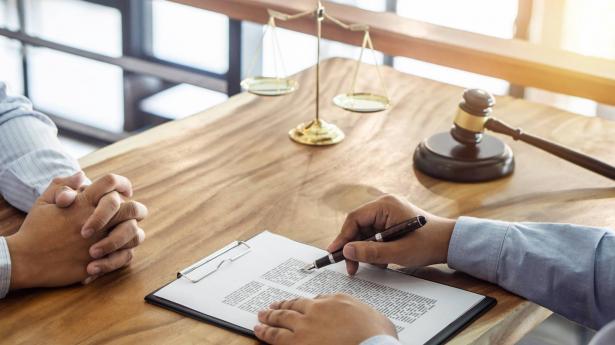 حول اهمية الاستشارة القانونية قبل التوجه الى جلسة استماع او فصل من العمل او التعليم