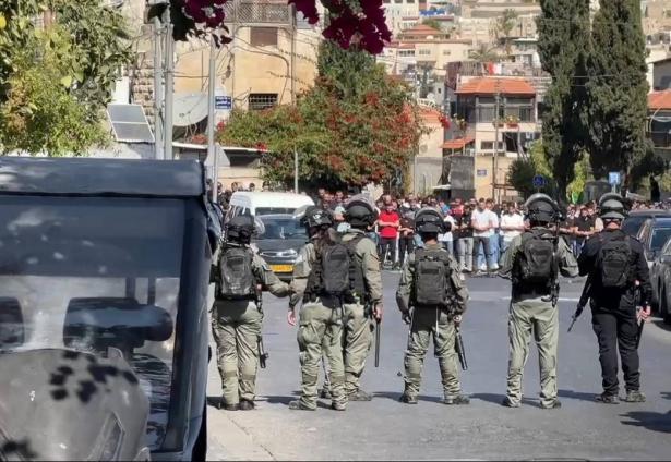 الجيش الإسرائيلي يطوّق القدس ويمنع الصلاة في الأقصى