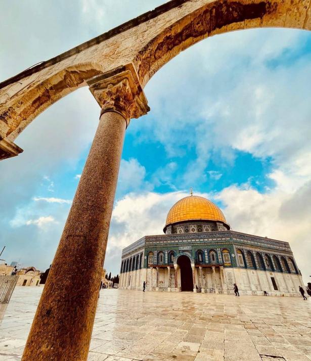 تزامنّا مع اقتحام العشرات من المستوطنين، فرض حصار مشدد على المسجد الأقصى المُبارك