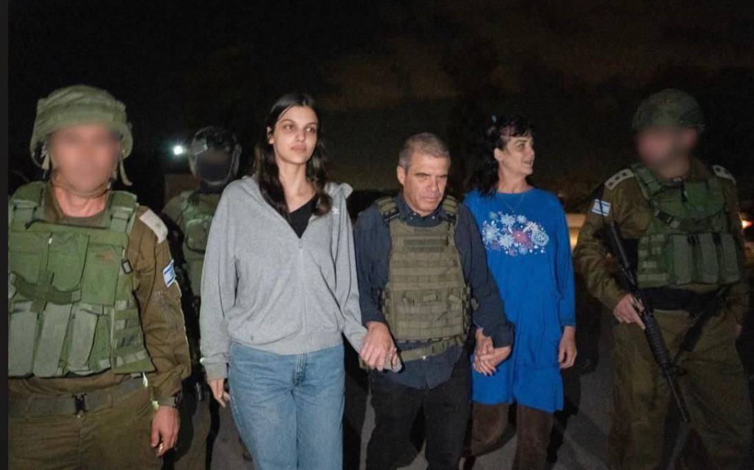 صورة لتسليم القسام اول محتجزتين لاسرائيل يوم الجمعة السابق 