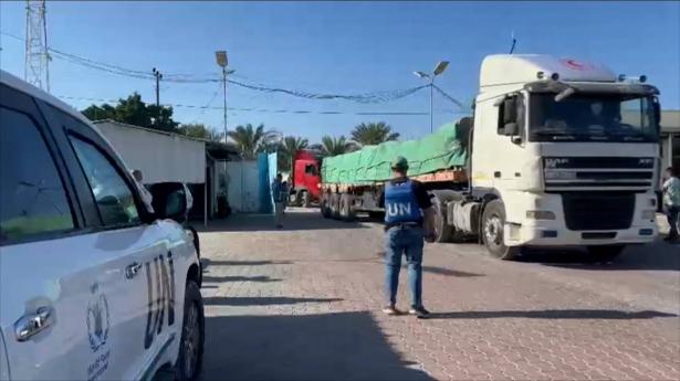 بدون وقود| 12 شاحنة مساعدات تدخل قطاع غزة عبر معبر رفح البري