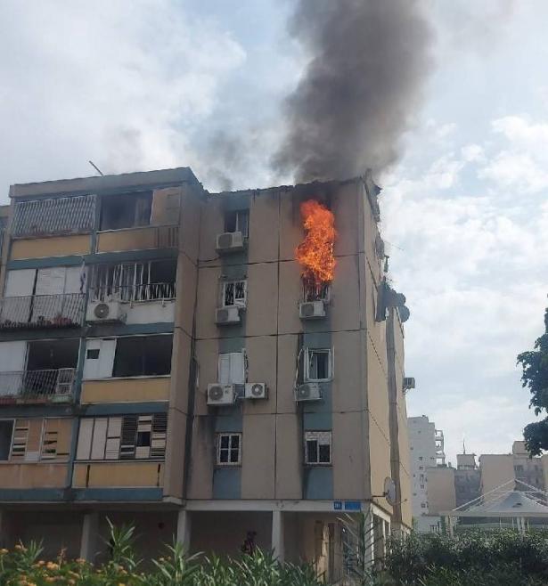 تل أبيب: 6 إصابات بسقوط قذيفة صاروخية أصابت مبنى بشكل مباشر