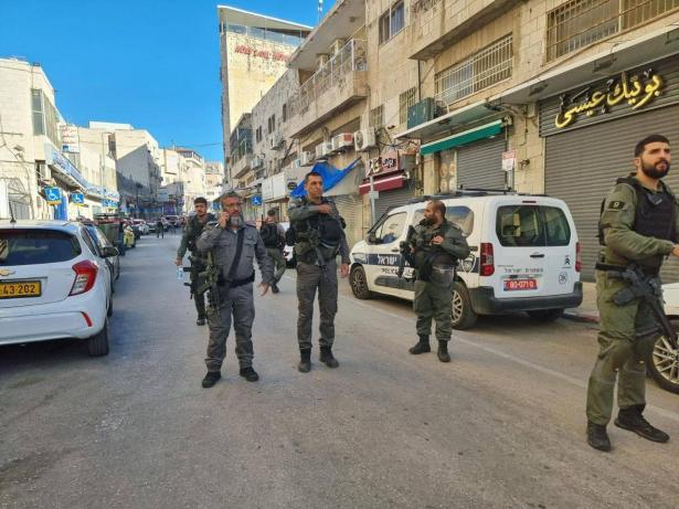 القدس: إصابة شرطية بجراح خطيرة وآخر بجراح متوسطة في عملية طعن، واستهداف المنفذ