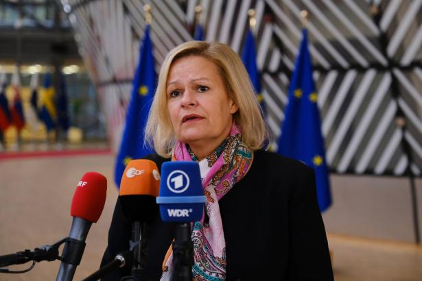 وزيرة الداخلية الألمانية تحظر أنشطة حماس في بلادها