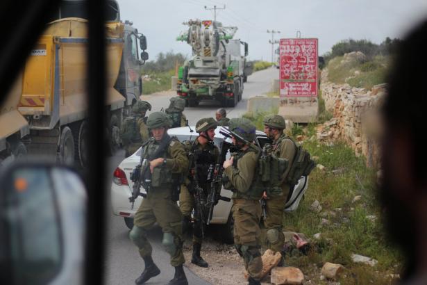 حملة اعتقالات في الضفة والقدس طالت 74 فلسطينيا