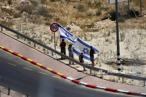 بحماية الجيش الاسرائيلي، مستوطنون يشقون طريقا استيطانيا جنوب الخليل