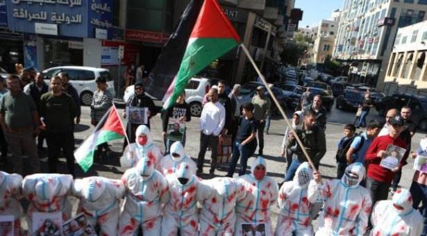 عشرات الفلسطينيين يشاركون في وقفة تضامنية مع الأسرى في السجون الإسرائيلية