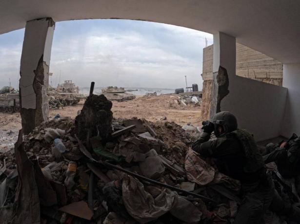 يديعوت أحرونوت: الجيش الإسرائيلي يطرد ضابطين بعد هروب قواتهما أمام المقاومة بغزة