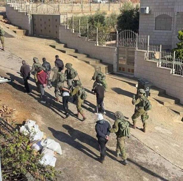 اعتقال عشرات الفلسطينيين عُقب اقتحام مناطق متفرقة في الضفة الغربية