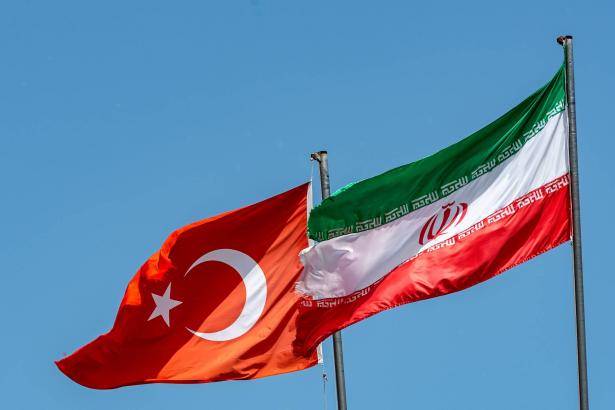 الرئيس الإيراني يؤكد لنظيره التركي  ضرورة قطع الدول الإسلامية علاقاتها بالكامل بـ