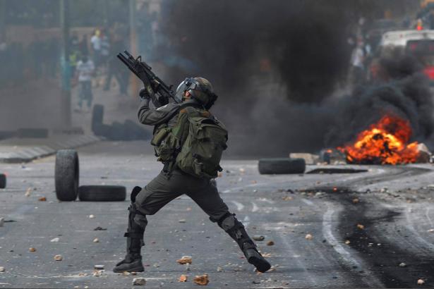 الضفة الغربية: إصابة عدد من الشّبان برصاص الجيش الإسرائيلي