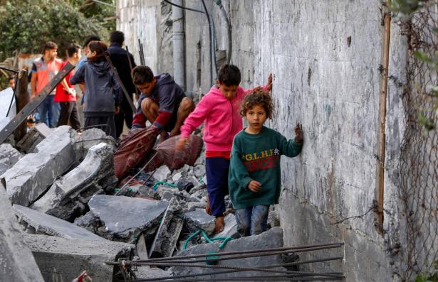 مع مرور شهر على الحرب| قصف إسرائيلي مستمر و70% من سكان قطاع غزة أصبحوا نازحين