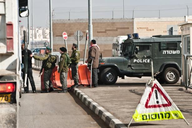 اعتقال أكثر من 90 فلسطينيًا في مدن الضفة الغربية