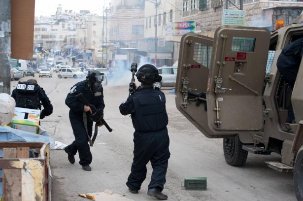 التطورات في الضفة| ارتقاء طبيب برصاص الجيش الإسرائيلي في قباطية، واعتقالات في مناطق مختلفة