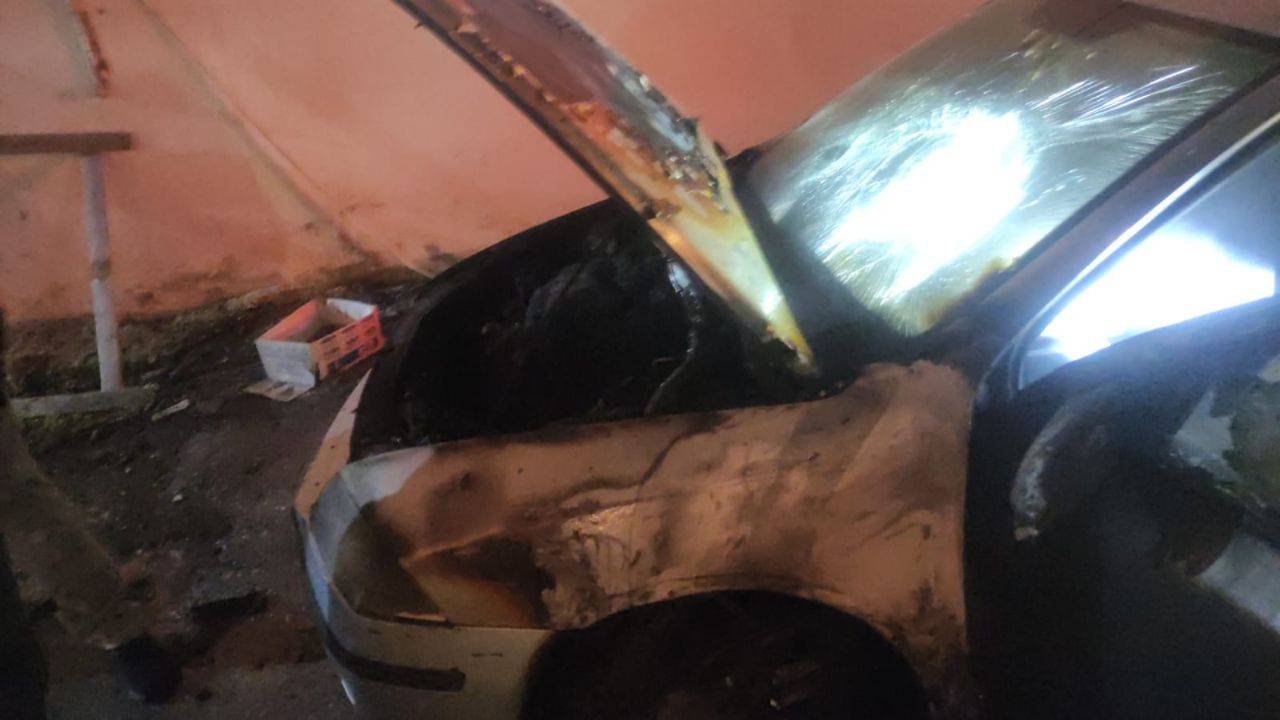 مستوطنون يحرقون مركبات ويعتدون على منازل فلسطينيين في جالود قرب نابلس