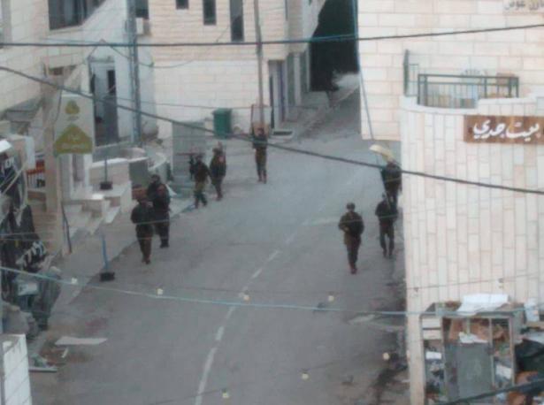 قوات الجيش الإسرائيلي اقتحمت عدة مناطق في الضفة الغربية وتفجر منزل عائلة أسير في نابلس