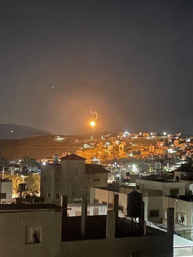 الجيش يطلق قنابل إضاءة خلال اقتحام بلدة طمون جنوب طوباس. 