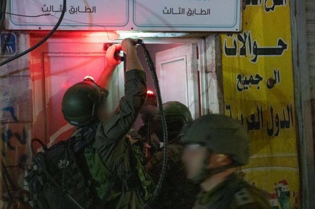 غالانت يعلن أنه سيصنف خمسة مكاتب صرافة في الضفة الغربية منظمات إرهابية