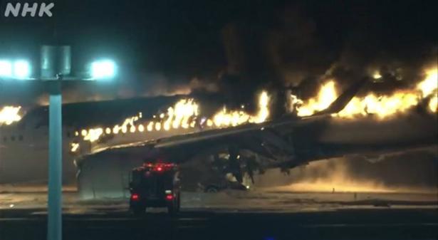 انفجار طائرة تقل 367 راكبًا في اليابان