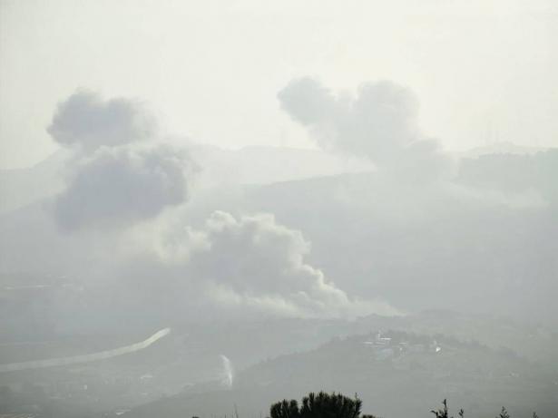 إصابة عدة أشخاص بغارة إسرائيلية أثناء تشييع جنازة قيادي بحزب الله
