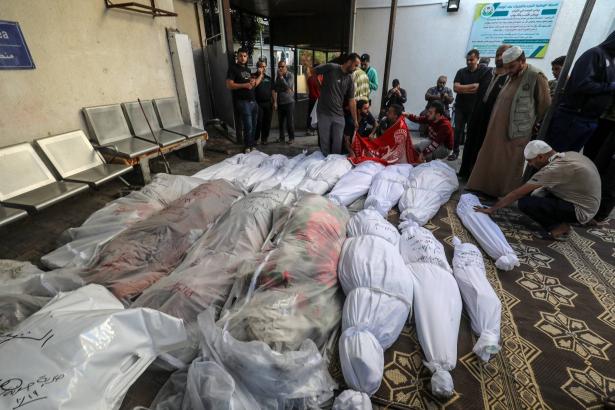 الجيش الإسرائيلي ينبش أكثر من 1000 قبر في غزة ويسرق 150 جثة
