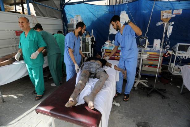 مدير مستشفى غزة الأوروبي: الوضع أكثر من كارثي والجرحى يفترشون الأرض