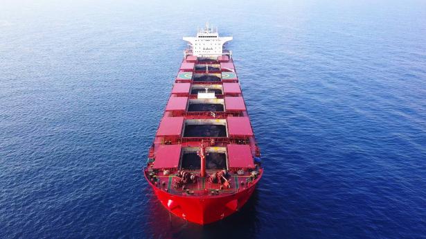 شركة “ميرسك” الدنماركية تنفي مزاعم الحوثيين بإصابة سفينة حاويات تابعة لها