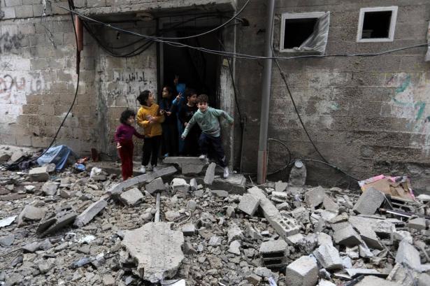 حرب غزة في يومها الـ148| مواصلة سياسة التجويع وسط غارات كثيفة على القطاع