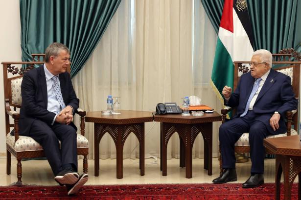 الرئيس عباس يستقبل المفوض العام لوكالة 