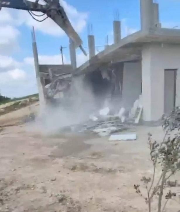الجيش  الإسرائيلي يهدم منزلًا ويصادر ممتلكات في الخليل