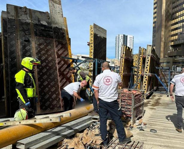 مصرع عامل سقط من ارتفاع بورشة بناء في تل أبيب