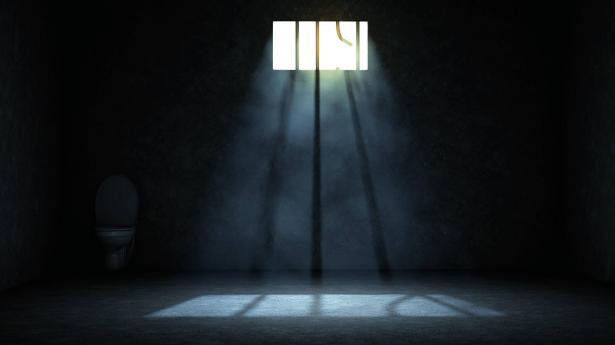 تقرير أطباء لحقوق الإنسان| إهانات جنسية تعذيب وإهمال طبي في حق المعتقلين