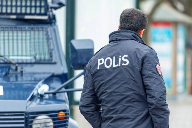 الشرطة التركية تُحبط عملية احتجاز رهائن بتهديد السلاح في مصنع أمريكي