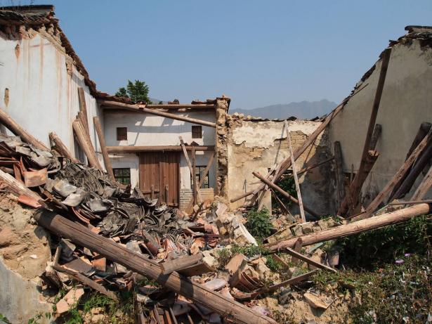 زلزال بقوة 7.1 درجات يضرب الصين ويسبب بانهيار 120 منزلاً