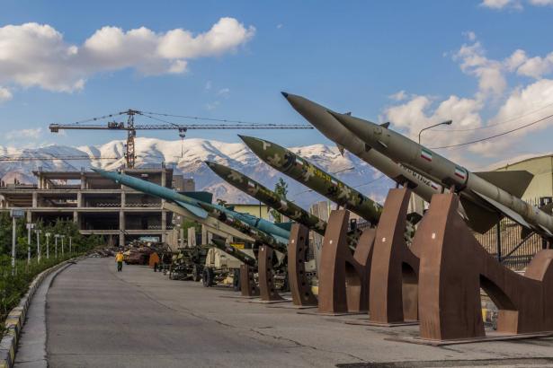 إيران تقصف بالصواريخ الباليستية مواقع في العراق وسوريا وتوقع قتلى وجرحى