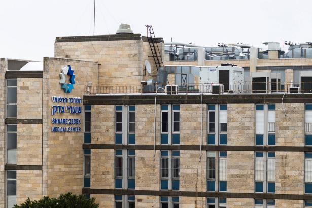 الطيبة: اعتقال شاب بشبهة الاعتداء على حراس أمن داخل مستشفى في القدس