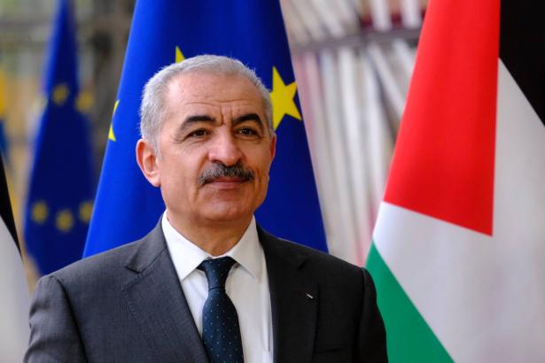 رئيس الحكومة الفلسطينية محمد اشتية يقدّم استقالة حكومته