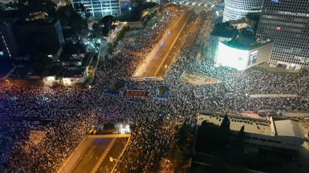 عشرات الآلاف من الإسرائيليين يتظاهرون للمطالبة  بـ