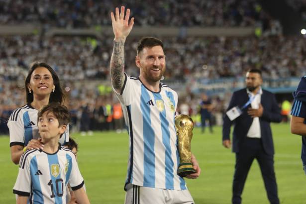 ليونيل ميسي يحصد جائزة  الأفضل في التاريخ أم مدلل فيفا؟ 
